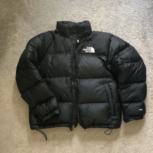 The nort face puffer - Mycket fin north face jacka det ända dåliga är att det finns ett litet hål inne i ena armen men inget som syns och det är tejpat så förstör inte funktionen och syns inte heller för den delen. 