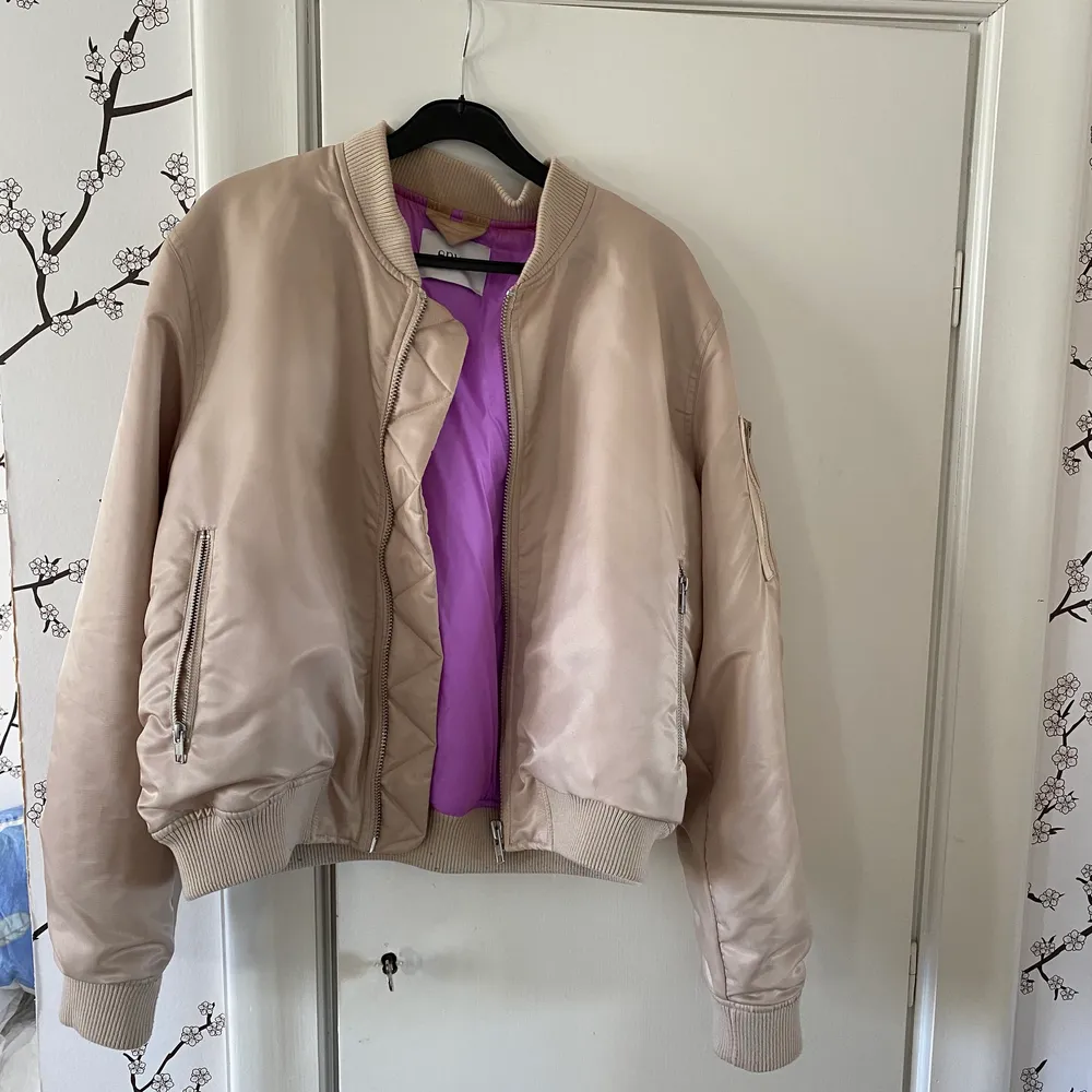 Beige bomberjacka från ENVI! Tycker den är så cool och inte helst säker på om jag vill sälja så säljer enbart för bra pris. Nypris: 1800kr. Jackor.