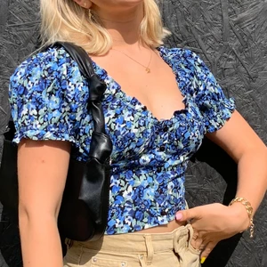 Supersöt Topp - En super söt topp köpt ifrån Ginatricot. Som nyskick, använd ett fåtal gånger. Kan mötas upp i Göteborg, e det några fråger så är det bara att skriva!!