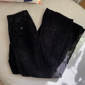 Manchesterbyxor - Ett par svarta manchesterbyxor från Monki i strl 34. Sitter sååå snyggt på, tyvärr passar de inte längre och behövs säljas💓💓Kolla gärna in mina andra annonser eller skriv för frågor! 