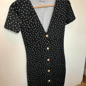 Klänning från zara - Söt sommarklänning från zara med jättefin passform. 