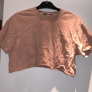 Kortare tröja i färgen ljus rosa💘 - Super fin t-shirt i en kortare modell!🥰Den är i strl xs men passar även för de som har small<33💕💞Den är i färgen ljus rosa😍BJUDER FRAKR💕💕💕