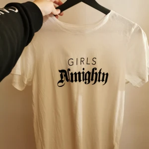 Vit t-shirt  - Vit t-shirt storlek s. 50 kr +frakt