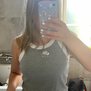 Grått Nike Linne - Sålde här på Plick men förra köparen var inte intresserad längre så lägger ut igen. Nästan oanvänt linne från Nike, köparen står för frakten. 