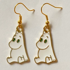 Handmålade Mumin örhängen ❤️ -  Nyckelfria krokar och fri frakt inom Sverige!  ❤️