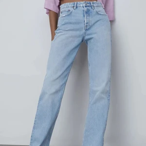 Zara mid Rise jeans - Hej, säljer nu mina helt oanvända zara jeans i stl 36, lappen är kvar och säljer dessa pågrund av att jag har 2 stycken.