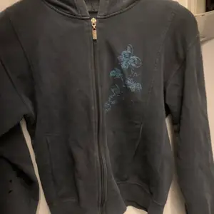 Säljer denna jättefina marinblåa/gråa zip up hoodie med tryck där bak som man kan se på andra bilden.  Den har lite slitningar längst ner på ena armen men man tänker inte på de och de går säkert att laga❤️💕. 
