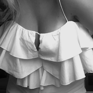 Supersött linne med volanger - Linne med volanger från Gina Tricot, storleken är 42 men jag skulle säga att den är lite i storlek och är mer som en M/L🤍