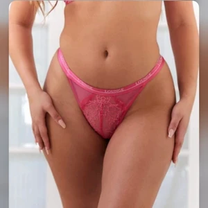 Lounge underwear trosor - Otestade nästintill orörda ”royal balcony” stringtrosor i färgen ”knallrosa” från lounge. Säljer pga att jag beställde fel och att det är försent att skicka tillbaka. Lappen sitter till och med kvar! Kostade 200kr nya, säljer för 130kr