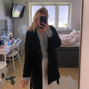 Kappa - En svart fin kappa som är använd Max 3 gånger i stolek S den hm