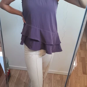 Fin lila blus med volanger från h&m st36 - Fin lila blus med volanger från h&m storlek 36 men funkar för de som har storlek36-38. Väldigt fint material. Snygg blus att ha under kavaj. Köparen står för frakten 