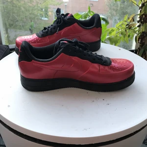 Röda Nike airforce 1 - Extremt snygga Röda airforces som är snygga på alla ,storlek 44. Inga skador på dem och använda ett fåtal gången