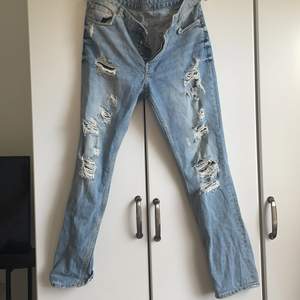 Jeans med hål, model fellow 