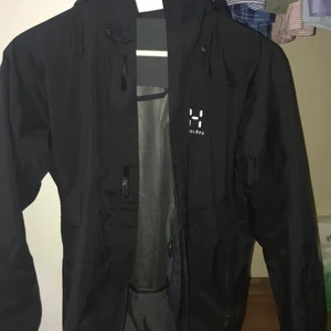 Jacka - Säljer denna vind/regn haglöfs jackan som är helt ny , lapparna finns fortfarande kvar och den är i storlek s 