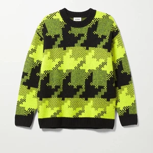 Weekday Diego Dogtooth green and black - Köpt för 600 kr och finns inte kvar att köpa. Skön stickad tröja perfekt till hösten. Skriv privat för fler bilder samt mått💚🖤