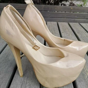 Pumps i strl 40 - Beiga pumps i storlek 40 fint skick, knapp använda, lite småskrynkliga men har man på sig de så lär det jämna ut sig