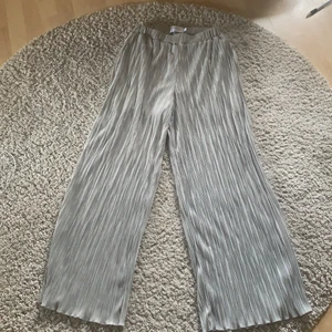 Na-KD flowy byxor grå - Byxor från NA-KD x hannahlisous, stora i storleken 