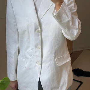Vit linnekavaj - Säljer denna vita linnekavaj. Det står ingen storlek i kavajen men på mig som oftast har S är den perfekt oversized. Den är oanvänd och är i fint skick. Priset är exklusive frakt☺️ (Kan även i vissa fall mötas upp)