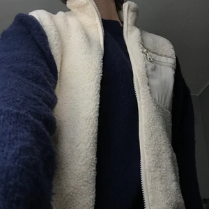 Teddyväst från Lindex - Säljer denna jättesnygga väst från Lindex, som ny använt den en gång bara🥰🥰 Buda!!