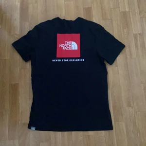 T-shirt - Säljer denn supersnygga North face tröjan i storlek M
