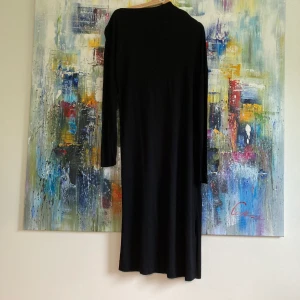 Marimekko klänning, stl M - Marimekko Luann klänning, svart, 100 % viskos, stl M. Fantastisk modell och kvalitet!