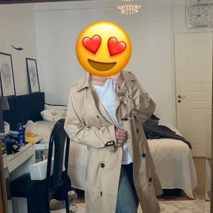 Beige kappa - Stilren lite oversized tunn beige kappa. Perfekt till hösten. Aldrig använd men tagit bort etiketterna. 