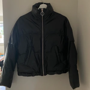 Jacka - Jacka i läderimitation, fint skick✨ frakt inräknat i priset