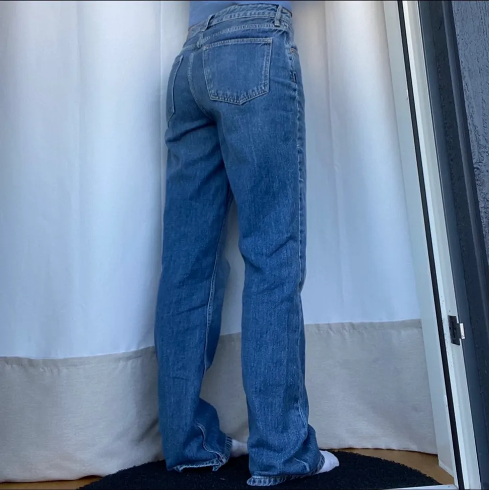 Blå jeans, storlek 40 sitter snyggt oversize på mig som har 36 och långa i benen💕 jag är 170 cm. Jeans & Byxor.
