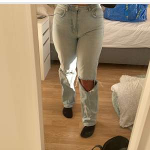 Ett par populära Gina 90s Highwaist jeans som tyvärr blivit försmå för mig säljer jag nu! Passar perfekt för S/M och är i storlek 38. Dom sitter varken för tajt elr för stort utan perfekt! Vid frakt tillkommer +66kr så ni är medvetna om det innan ni köper. 