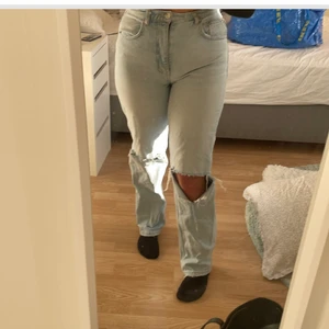 Gina 90s high waist jeans  - Ett par populära Gina 90s Highwaist jeans som tyvärr blivit försmå för mig säljer jag nu! Passar perfekt för S/M och är i storlek 38. Dom sitter varken för tajt elr för stort utan perfekt! Vid frakt tillkommer +66kr så ni är medvetna om det innan ni köper. 