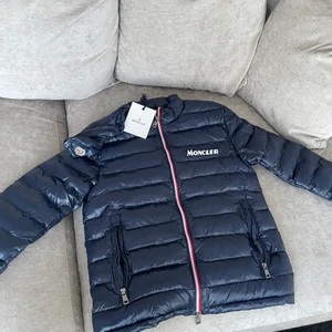 Moncler Petichet jacka  - Storlek: M     Mycket fin och inte alls anvönd pågrund av fel storlek, hör av er vid intresse