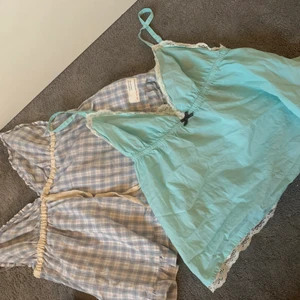 Linnen  - Två jätte söta linnen från oddmolly använda Max två gånger alltså i mycket fint skick storlek 1 båda för för 200kr eller högst budande pris, köpare står för frakt 