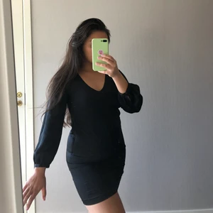 Svart klänning från H&M strl S - Säljer en super fin klänning i satin! Från H&M i strl S, klippt bort lappen då den skavde. Har även sprättat upp innerkjolen då jag har lite bredare höfter men inget som synns utvändigt!💕 fråga gärna om ni vill se bild! Köparen står för frakten💕