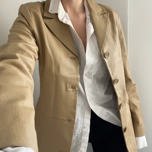Beige vintage skinnjacka - Beige vintage skinnjacka i äkta läder storlek s. Perfekt skick förutom ett litet sträck från en bläckpenna som jag inte testat att tvätta bort🤠😍