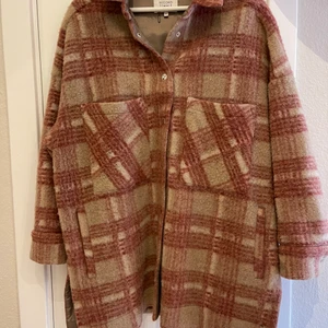 Second Female jacka xs - Second Female jacka, väldigt overzised, använd 2 gånger, ordinarie pris 2500 kr