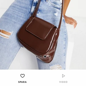 Supersnygg väska från ASOS brun  - Så snygg väska från ASOS i brun färg. Endast använd vid ett tillfälle så i nyskick. Osäker på vad frakten kommer kosta. Kan även mötas i Majorna Göteborg 