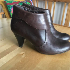 Stövlett stl 40 - Så snygga och sköna stövletter från Tamaris, stl 40. Dragkedja på insidan. Så gott som nyskick!