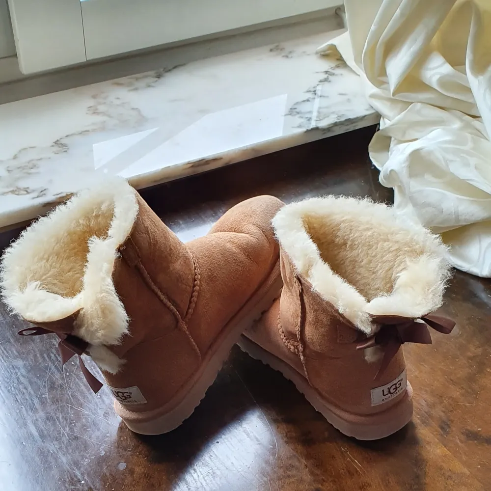 Säljer min åkta UGG som är I mycket bra skick och matcherar med allt. Bootsen är användade några fatal gånger.De är mycket varmt och bekväm att gå med och passar jätte bra till vinter och snow. Köpte de 2500kr.Finns fler bilder och bud I kommenterna. Passar 36_ 37. Skor.