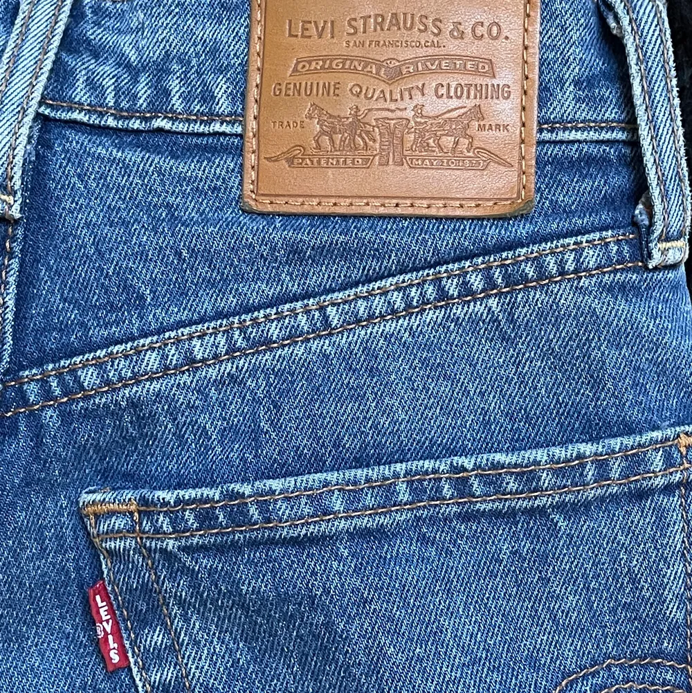 HÖGSTA BUDET ligger på 465kr! Levis Straight Ribcage jeans i bra skick, sparsamt använda. Storlek: W25 L27. Säljer då de blivit för små för mig. Frakt tillkommer! Köp direkt: 550kr. Nypris i butik: 1200kr . Jeans & Byxor.