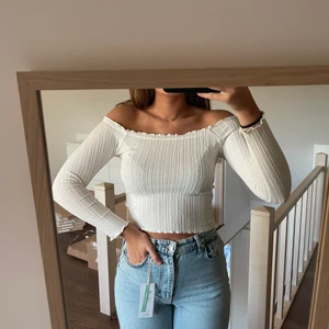 Off-shounder topp från Gina Tricot - Jättesöt off-shoulder topp som endast är använd 2 ggr. Den är i strl M. Säljer för 70kr💗