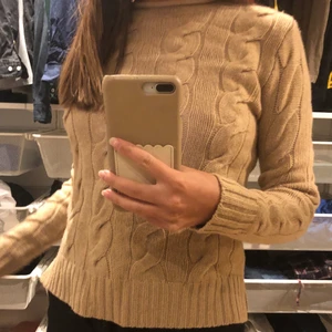 Ralph Lauren polo kabelstickad tröja  - Aldrig använd. Beige kabelstickad tröja från Ralph Lauren 🧡