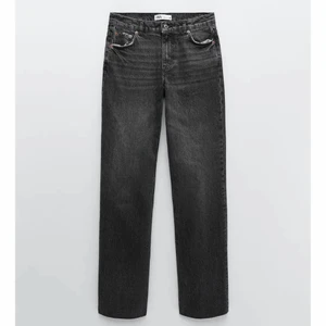 Raka jeans från Zara - Skitsnygga raka gråa jeans från Zara i strl 40. Säljer då de inte kommit till användning. Köpta för 400, startbud på 200kr💗 kan mötas upp!!