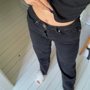 Svarta mid waist jeans - Super snygga svarta långa mid waist jeans⚡️💕 Långa på mig som är 173cm lång. Sitter skit bra i både midja o rumpa. Har ni några frågor får ni gärna skriva dem privat!! Om fler blir intresserad blir det antagligen budgivning🤍🤍