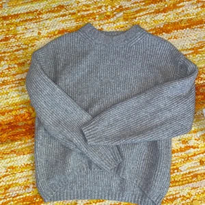 Grå stickad tröja  - Skön, bra sick och bra passform 