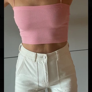 Ribbad tubtopp från Zara - Ribbad tubtopp med en jättefin rosa färg från Zara i storlek S. Toppen är aldrig använd och har lappar kvar.