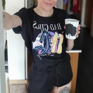 Tshirt disney - Disney tshirt l. Samfraktar 💕📦