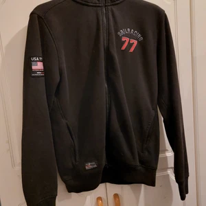 Sail racing huvtröja  - Säljes pågrund av att den är för liten. Storlek medium. Använd fåtal gånger. 
