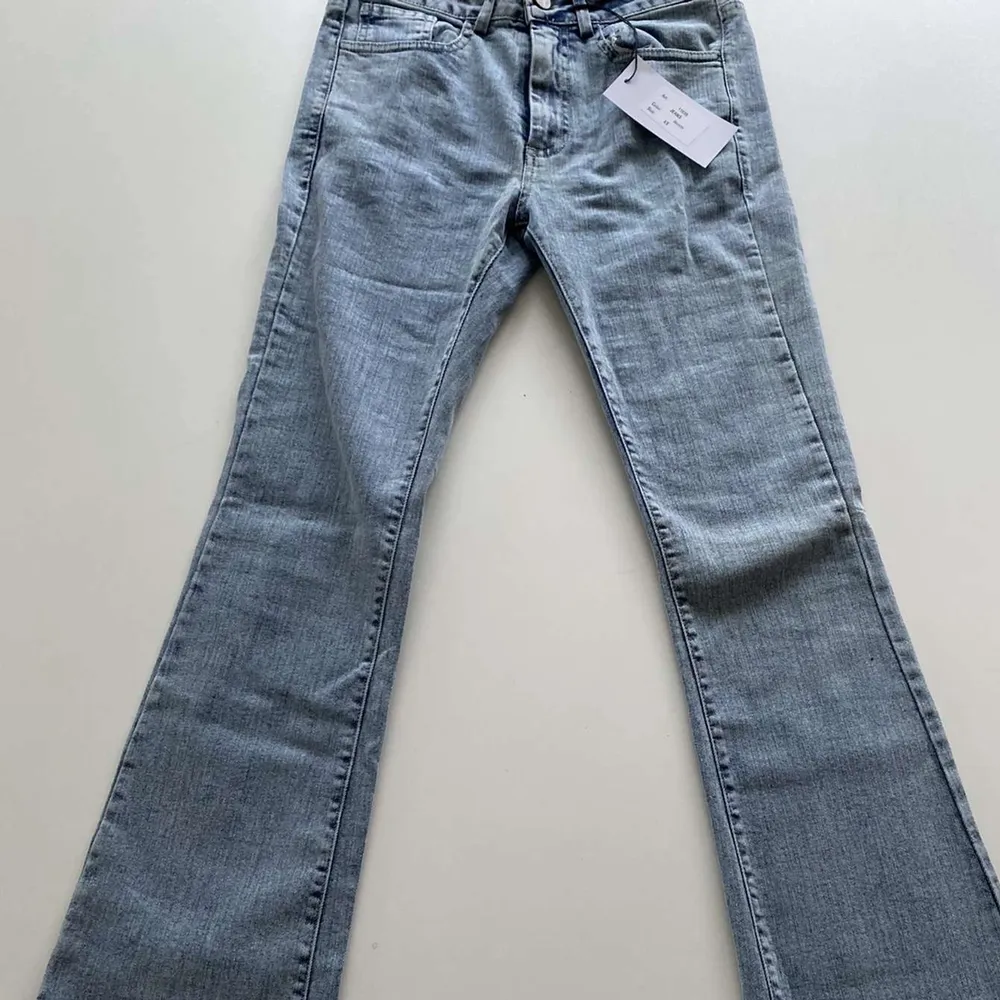 Fina utsvängda jeans med slits från DesignBySi i storlek xs. Säljer pga av att dem inte passade mig så bra. Dem är helt nya och alla lappar finns kvar. Nypris är 432sek och säljer dem för 260 exklusive frakt. På deras hemsida heter jeansen ”Vibe jeans wi. Jeans & Byxor.