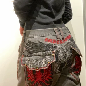 Jeans - Säljer nu mina ass coola bagge jeans som inte kommer till användning✨💥 knappen där fram är borta men går lätta att fixa✨ på mig som är 167cm så är dom väldigt baggy💥✨ högst budande✨ budgivning startar vid många intressen! ( Köp direkt för 700 med frakten inräknad)💥