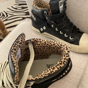Skor i leopard  - Skor i leopard & svart, ingår 2 olika snören (beiga & svart) märke british knights ❣️storlek 40 men de känns som 38/39ish. Så snygga & cola men tyvärr för små för mig. Hör av er om intresse eller frågor💖 (priset är exklusive frakt) 